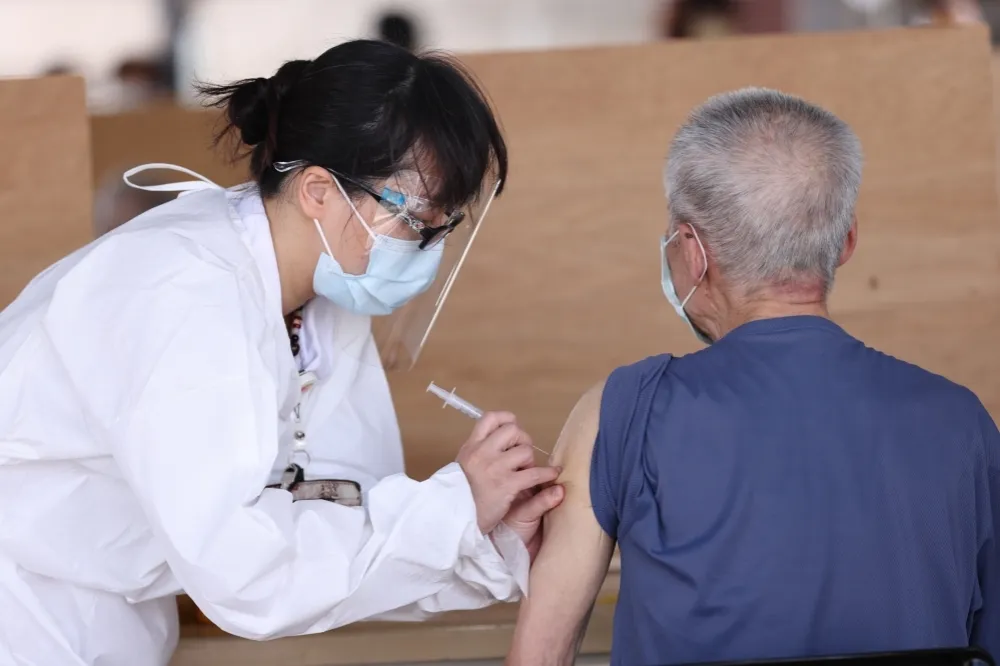 長者等嘸莫德納第2劑　張上淳回應「混打BNT」可行性
