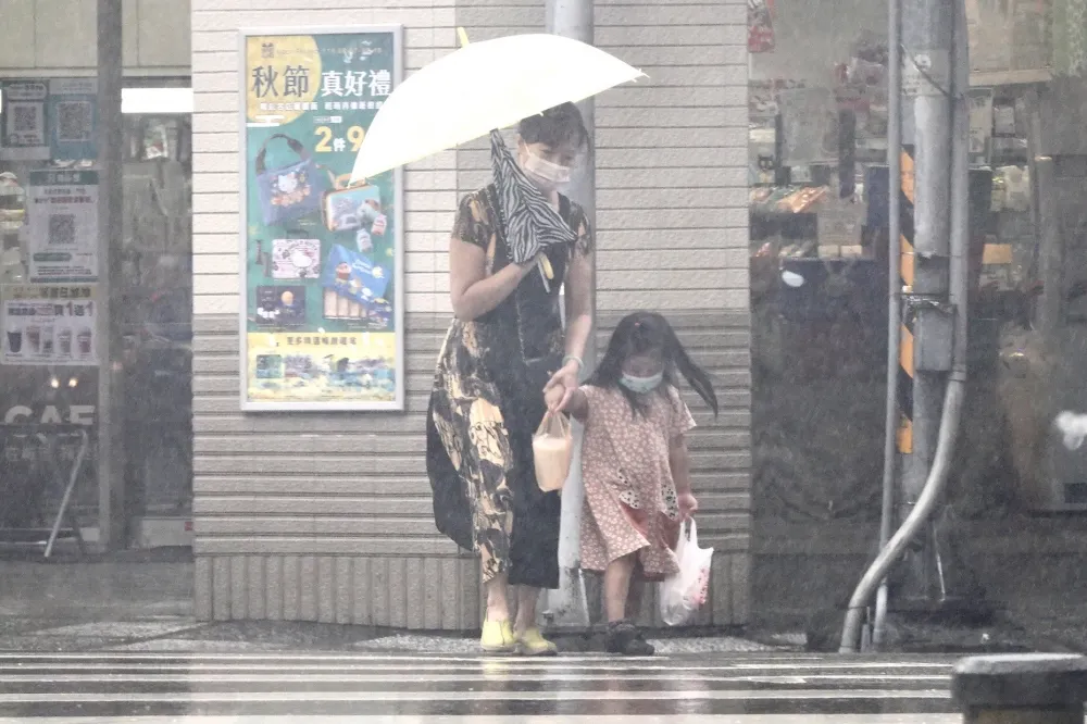 中颱「璨樹」午後風雨更強！　侯友宜曝明天停班課機率