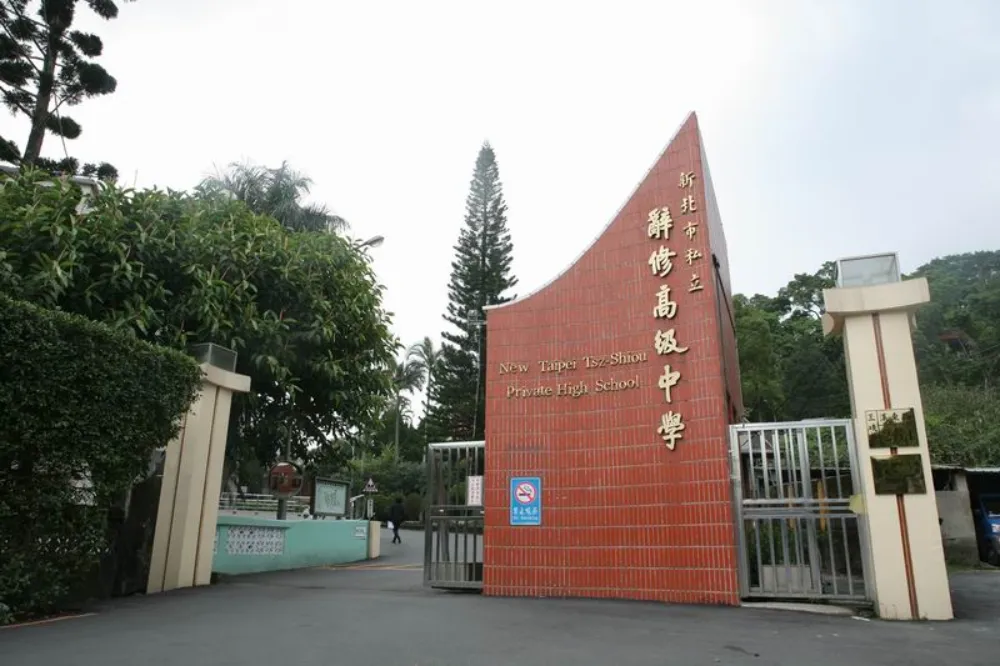 不只午餐有蟑螂！　新北辭修高中又被爆給學生喝「過期奶茶」害烙賽