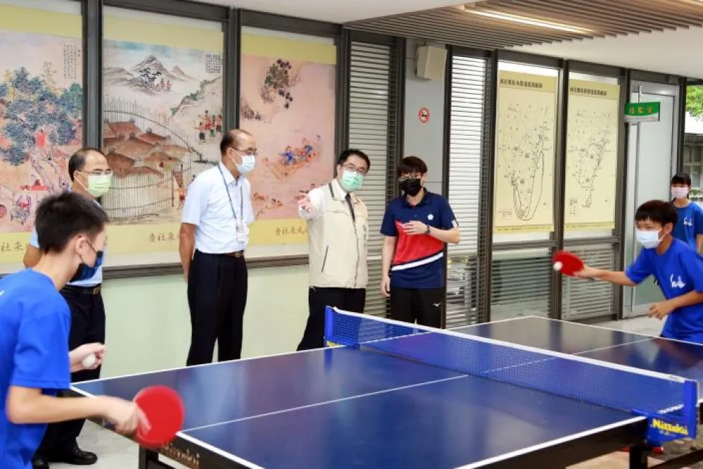 東奧桌球銅牌鄭怡靜返鄉指導基層選手            黃偉哲盼協助推動桌球發展