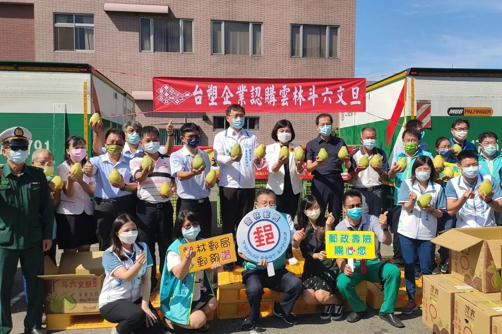 加油送文旦！台塑認購斗六文旦送民眾　雲林縣府感恩在地企業助農民