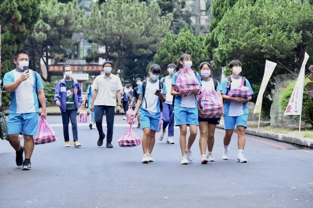 預防性停課標準不一讓家長霧煞煞　綠委籲教育部訂明確規範