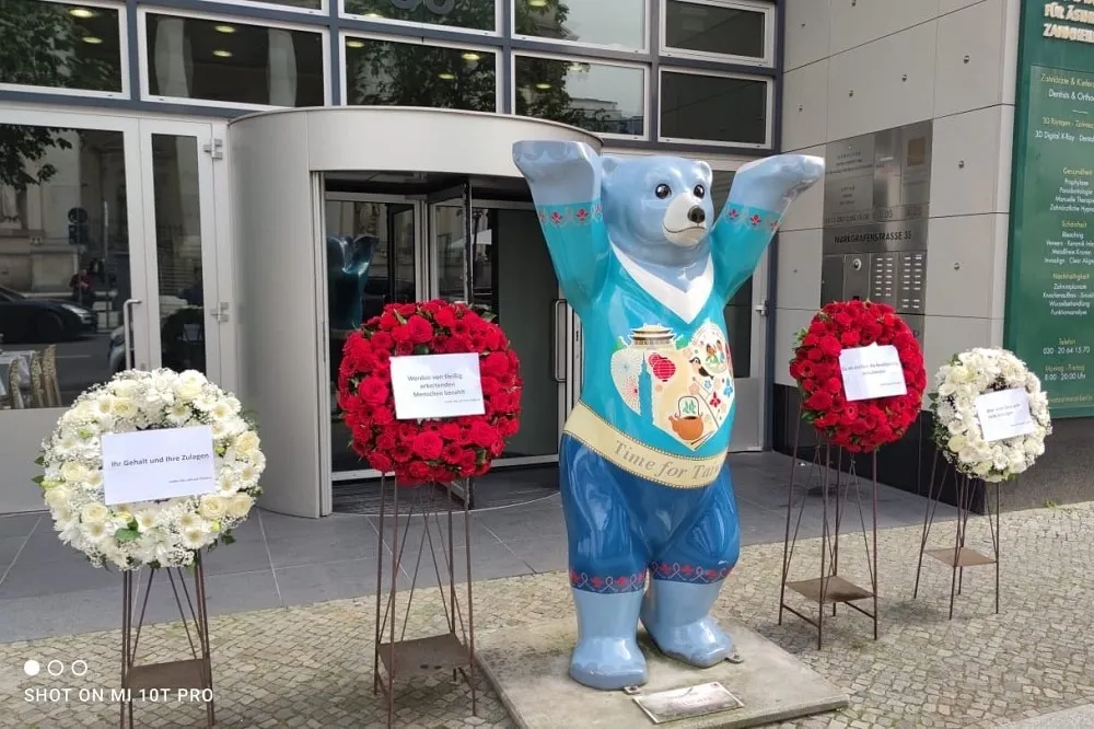 朱學恒跨海送花圈給駐德代表　民進黨痛批：譁眾取寵