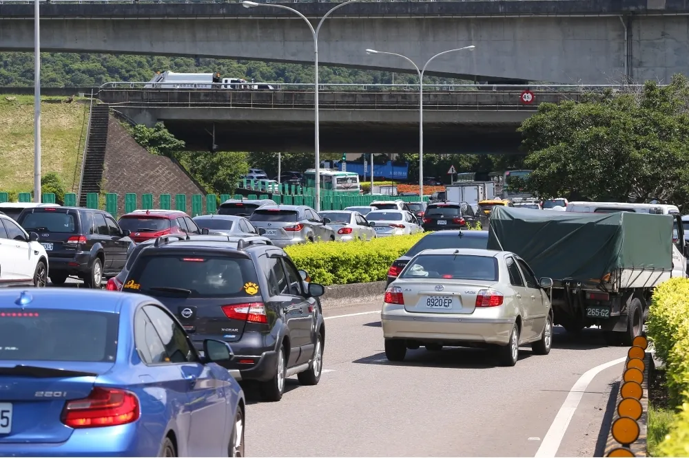 中秋連假恐現1.4倍車潮　高公局教用路人撇步曝最好走時段