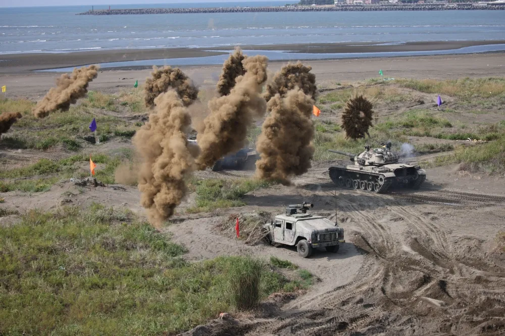 【漢光37】勇虎戰車、雲豹八輪甲車參戰　陸軍269旅×109後備旅八里灘岸聯手殲敵