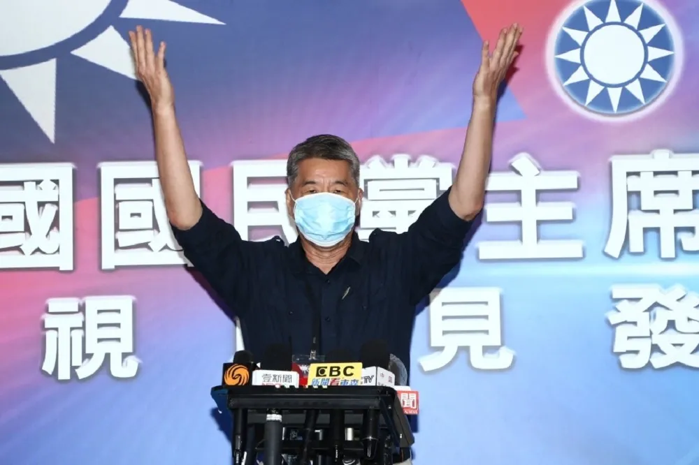 張亞中民調「超朱趕江」暴衝第一　藍民代剉喊「死定了」祭2招避亡黨