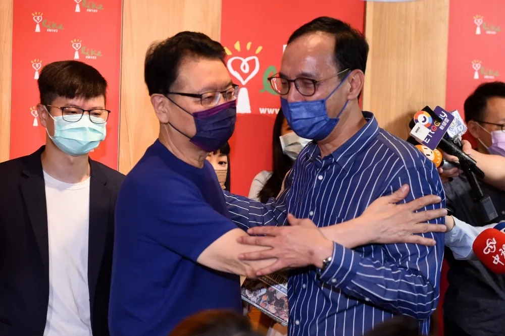 趙少康首表態喊「朱立倫加油！」　事後又稱「始終中立」撇挺朱