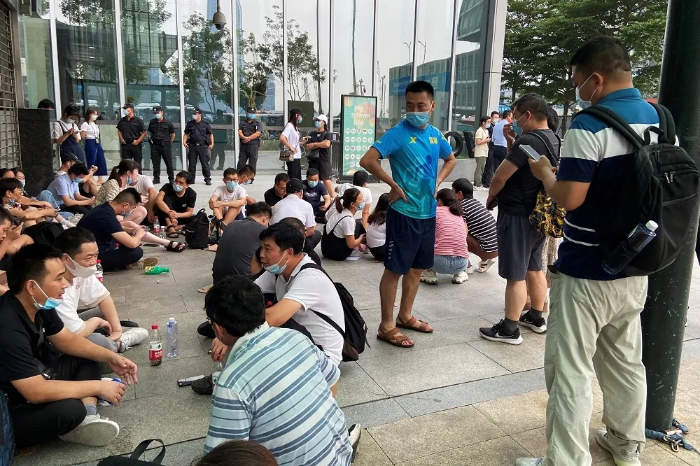 【等不到退款】大批投資人在恆大總部外靜坐　第二大股東再減持套現