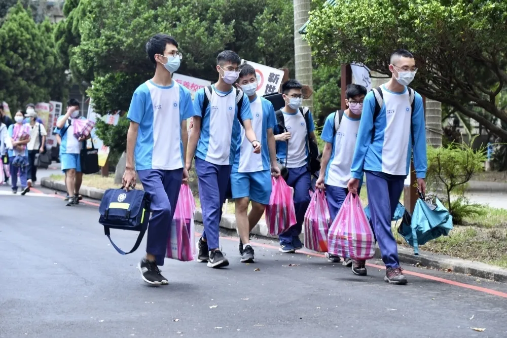 青少年接種BNT不適　家長可請防疫照顧假、雇主不得拒絕　