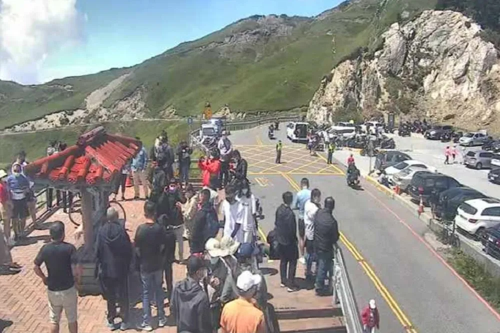 【中秋連假啟動】憋不住惹！　「沙丁魚式人潮」塞爆合歡山武嶺亭
