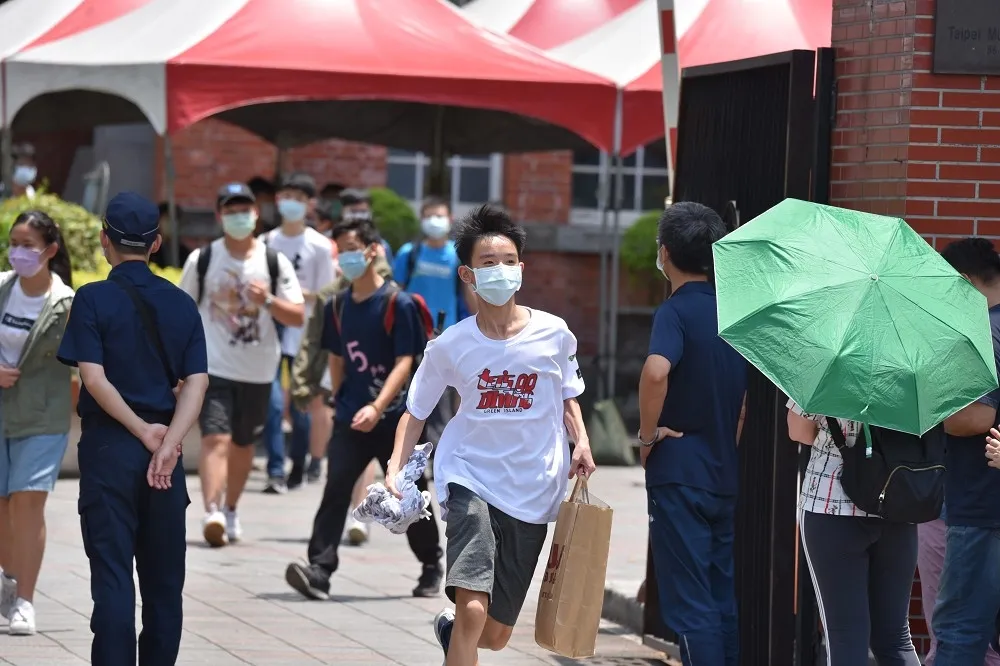 憂青少年打BNT引發心肌炎　專家背書「多數是輕症、5天能出院」