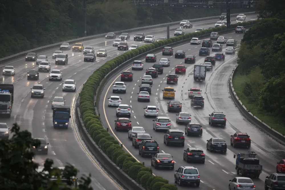 中秋國道湧車潮各路段紫爆　國1南向彰化、國3南向與中興系統狂塞