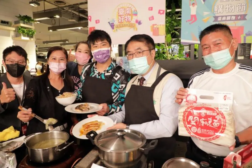 中秋連假台南觀光熱度高             黃偉哲親自示範料理台南味