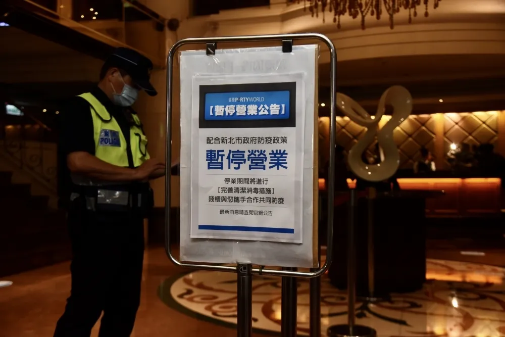 還是無法K歌！9/21至10/4仍二級警戒　KTV、酒店、舞廳不開放