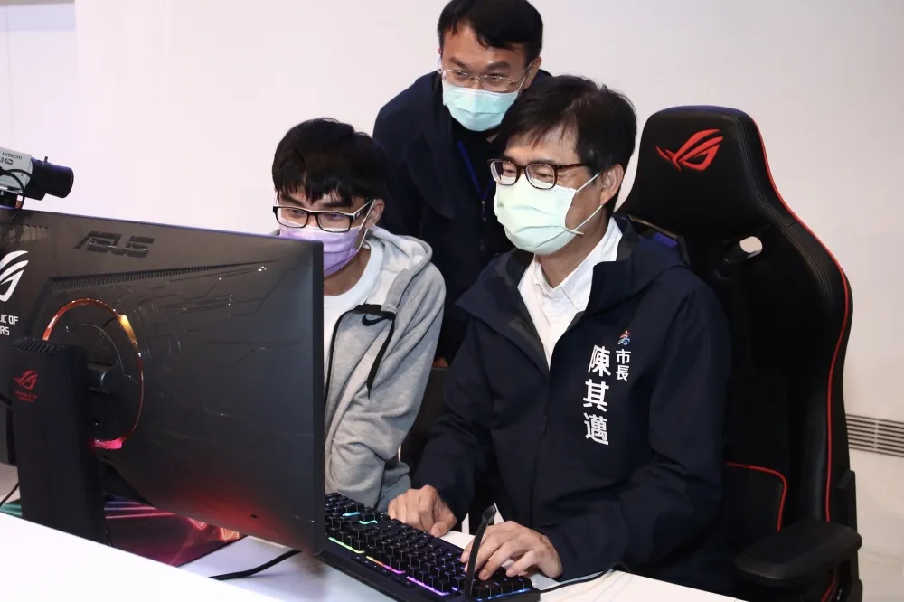 《2021六都電競爭霸戰》頒獎　陳其邁上陣尬《特戰英豪》明星隊