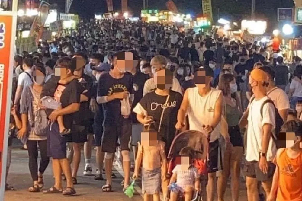【連假觀光潮】兩晚八千人湧入墾丁大街　屏縣府今晚6點半實施「人車分流」