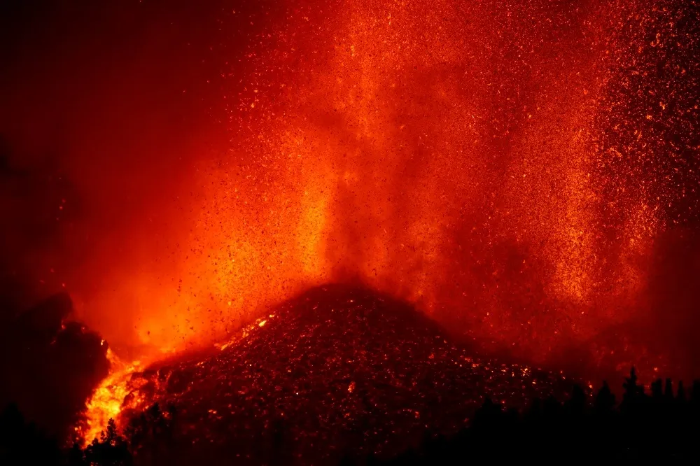 西班牙老峰火山爆發　岩漿噴數百公尺高空、5千人緊急撤離