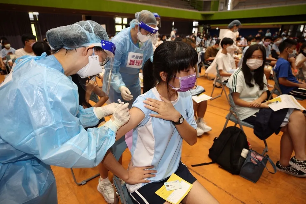 BNT今進5縣市校園開打！　桃園女學生超鎮定獻手臂打第一針