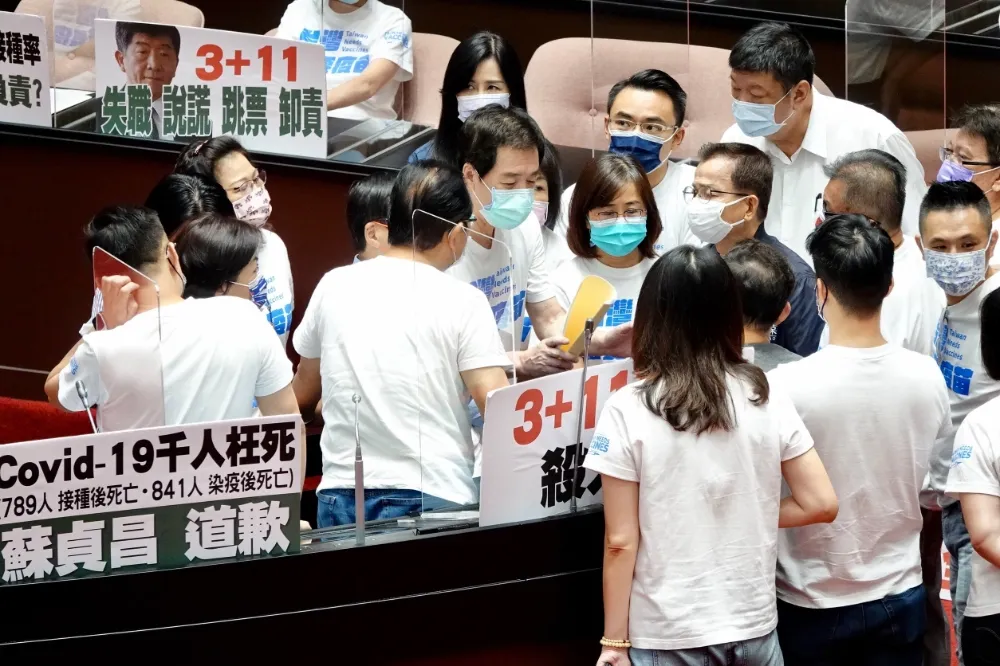 蘇貞昌提3+11新報告稱「遺憾抱歉」　藍黨團再怒占立院發言台杯葛