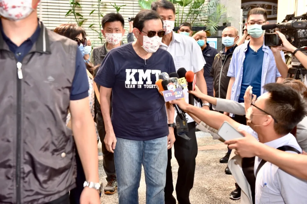 馬英九穿KMT上衣投票　朱立倫與張亞中投完票都說了同句話