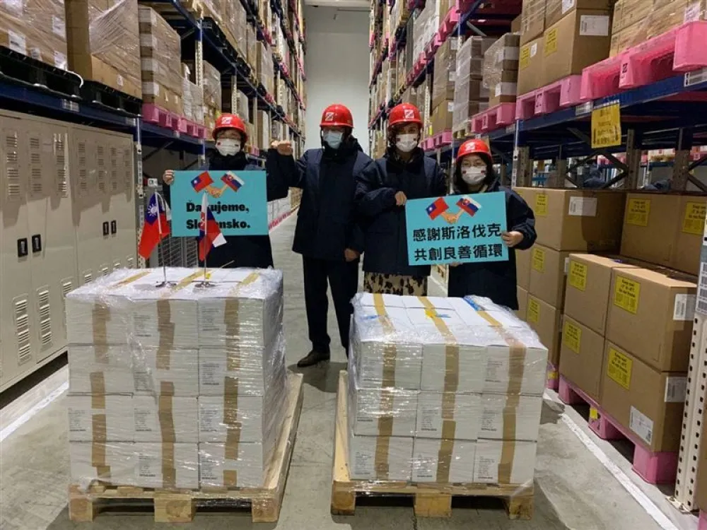 善的循環又一發！斯洛伐克贈16萬AZ疫苗今晨抵台　供第2劑造冊接種