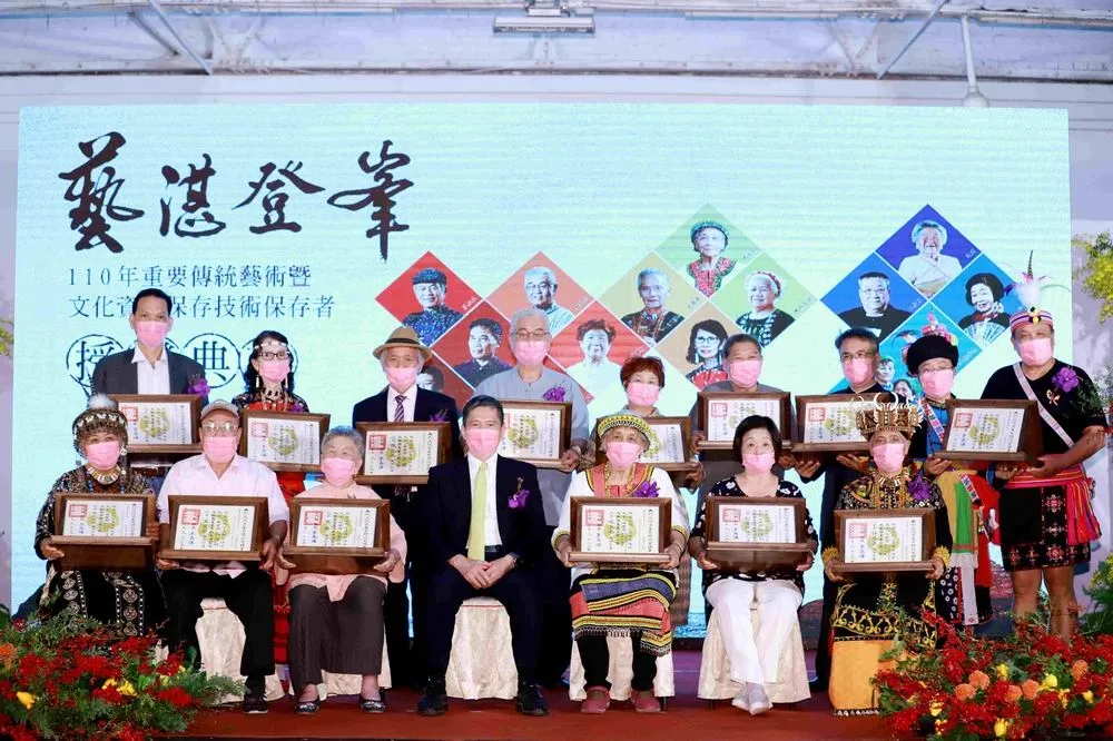 文化部帶頭造防疫破口？授證典禮無管制人流現場擠百人
