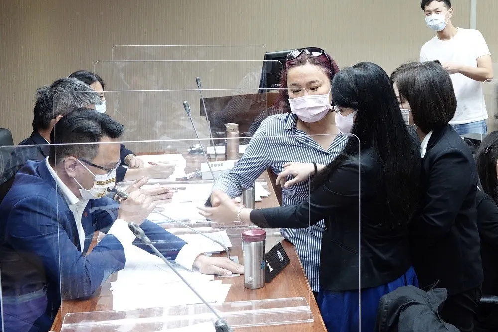 審疫苗採購調閱小組為議程爆口角　藍綠鬥嘴「晾阿中一旁乾等」