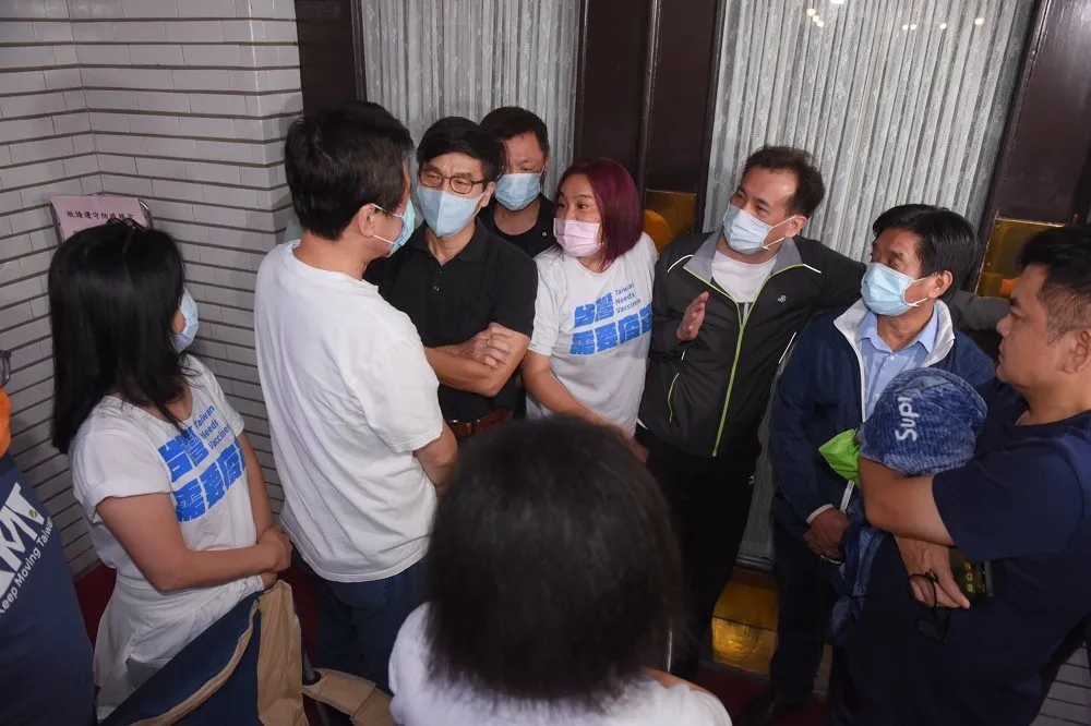 陳玉珍拂曉突襲議場逮綠營立委排隊偷睡覺　怒嗆：別那麼卑賤
