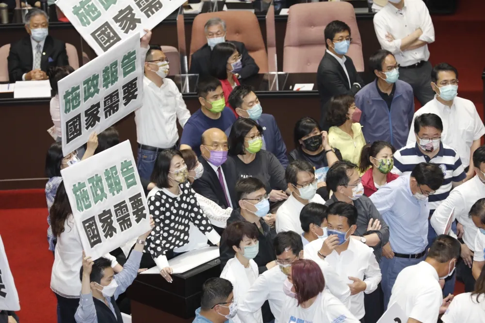 【3+11炸鍋】立院淪肉搏潑水戰　蘇貞昌吼「57字」秒完成施政報告