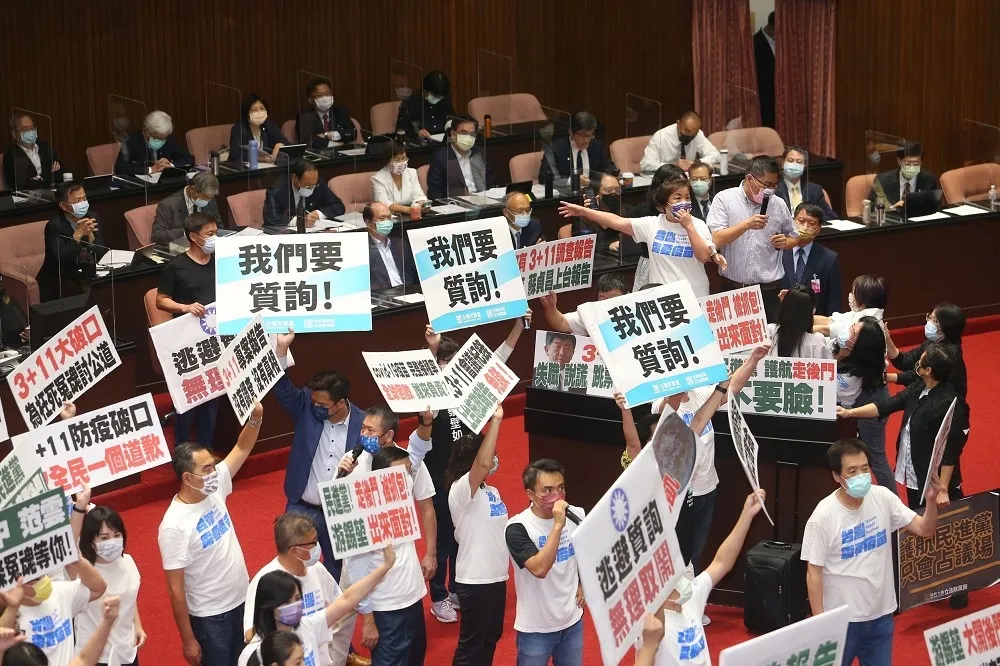 【圖輯】藍綠立委議場全武行模樣曝光　你拉我扯、人牆護蘇貞昌全都露