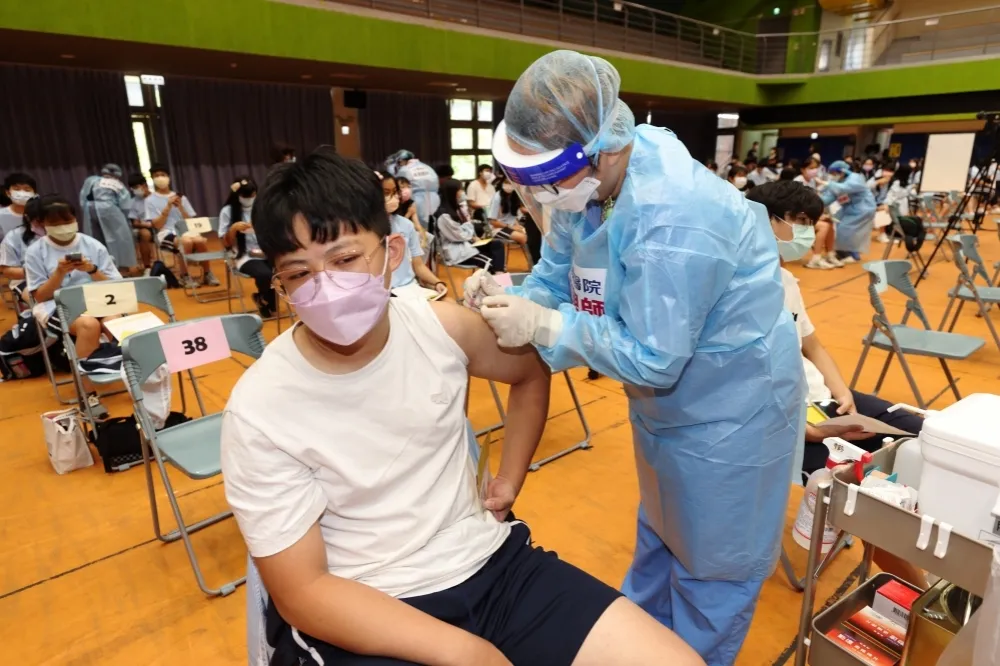 青少年打完疫苗最擔心能不能「烤秋勤」　醫師：同學安心過生活吧！
