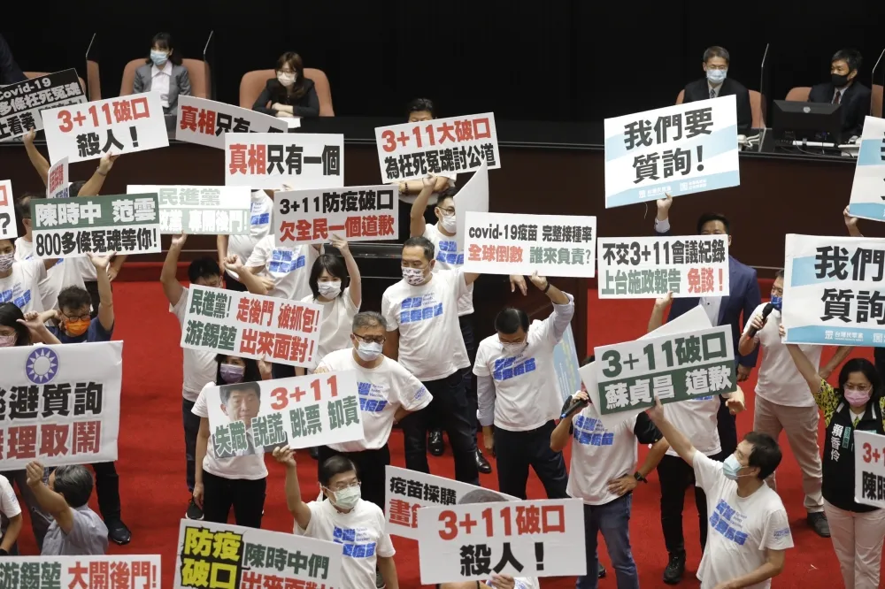 台版《魷魚遊戲》！藍委「摸哨」殺進議場　陳玉珍站備詢台揮軍進攻、藍綠嘴砲互噴