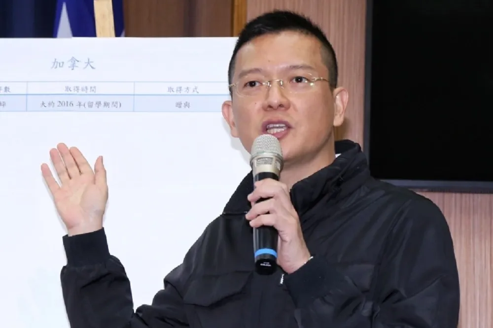 綠委挺陳柏惟台語質詢邱國正　孫大千狠批：把質詢台當歌劇舞台？