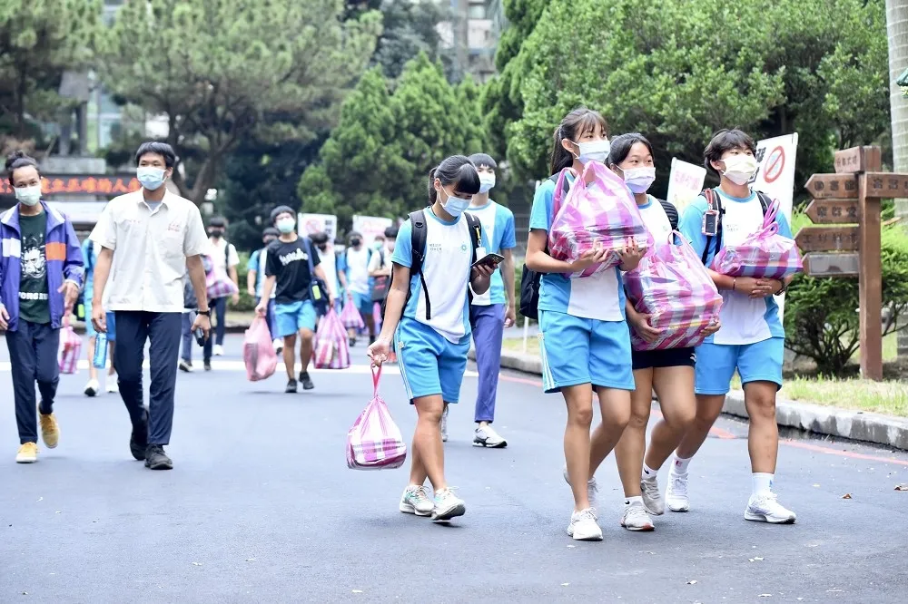 【北市擬對策】好鬧！校外教學用餐　學校竟要「自帶隔板」