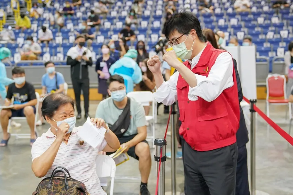 【曝接種疫苗SOP】施打站有專人專責稀釋　陳其邁：不容許這樣錯誤發生