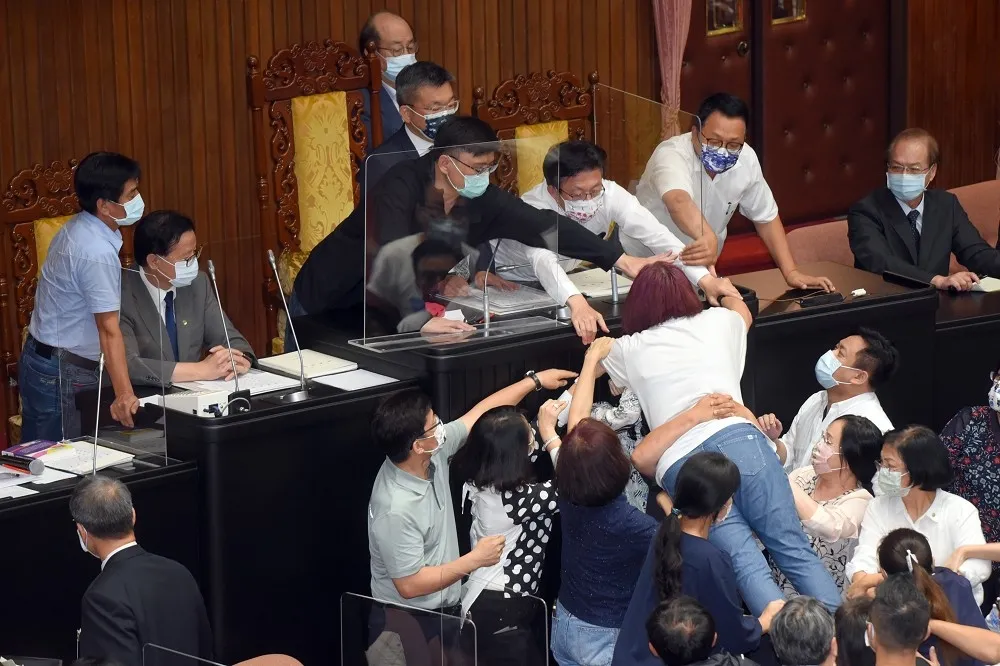 【圖輯】藍綠纏鬥下半場！不滿民進黨團調換質詢順序　「女戰神」陳玉珍爆氣撲主席台