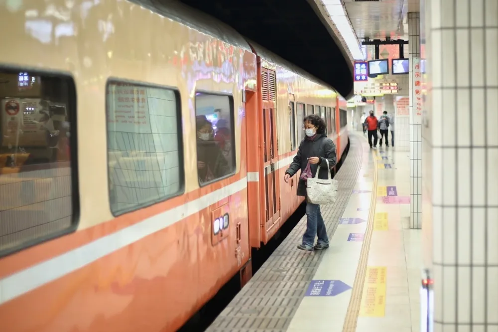 交通防疫管制鬆綁！即日起雙鐵候車區可飲食　遊覽車全座位開放搭乘