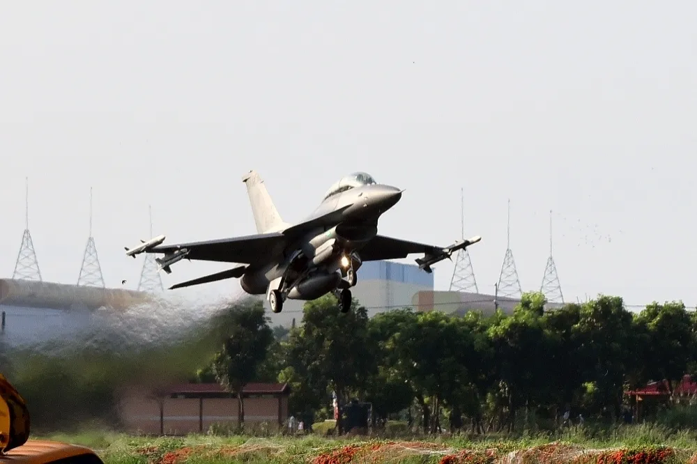 F-16V飛到脫罩又爆機頭插土等意外　作戰隊隊長遭拔官調職