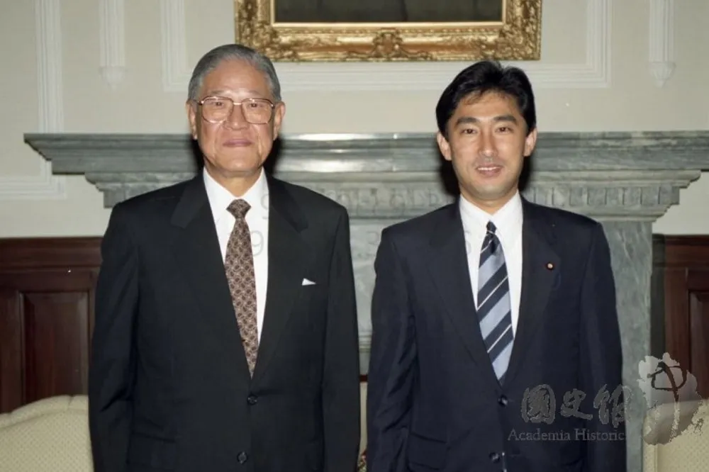 準日相岸田文雄嫩照曝光！　1994年曾訪台同框李登輝