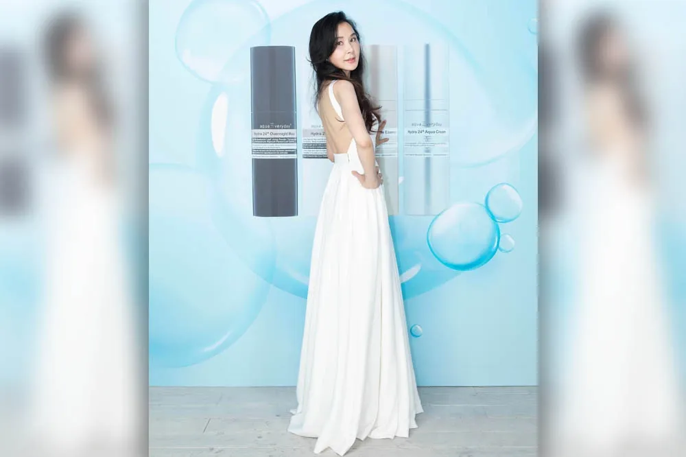 「你們就是想看我的小蠻腰對不對？」　53歲蕭薔逆齡美背曝凍齡心法