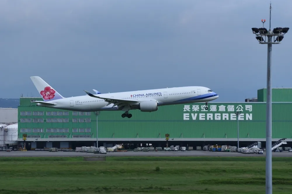 機師居檢期間外出還打包長榮空姐留宿　華航重懲記過並祭出永久停飛
