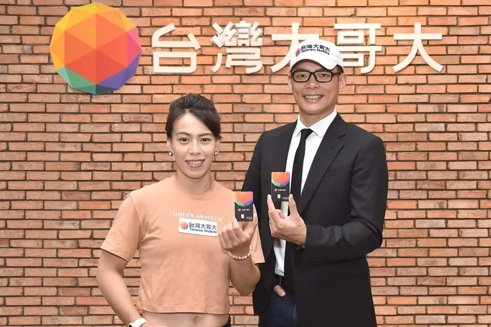 台灣大、北富銀聯手推電信神卡　邀舉重女神郭婞淳「鍍金」代言