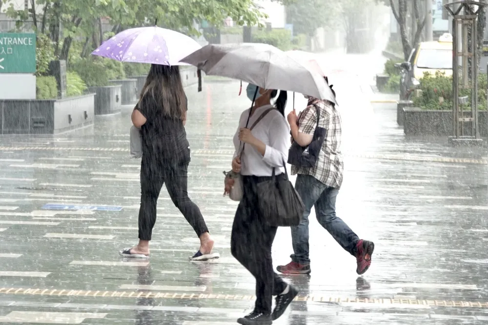 北部、東半部10/1整天有不定時短暫陣雨　山區達大雨等級