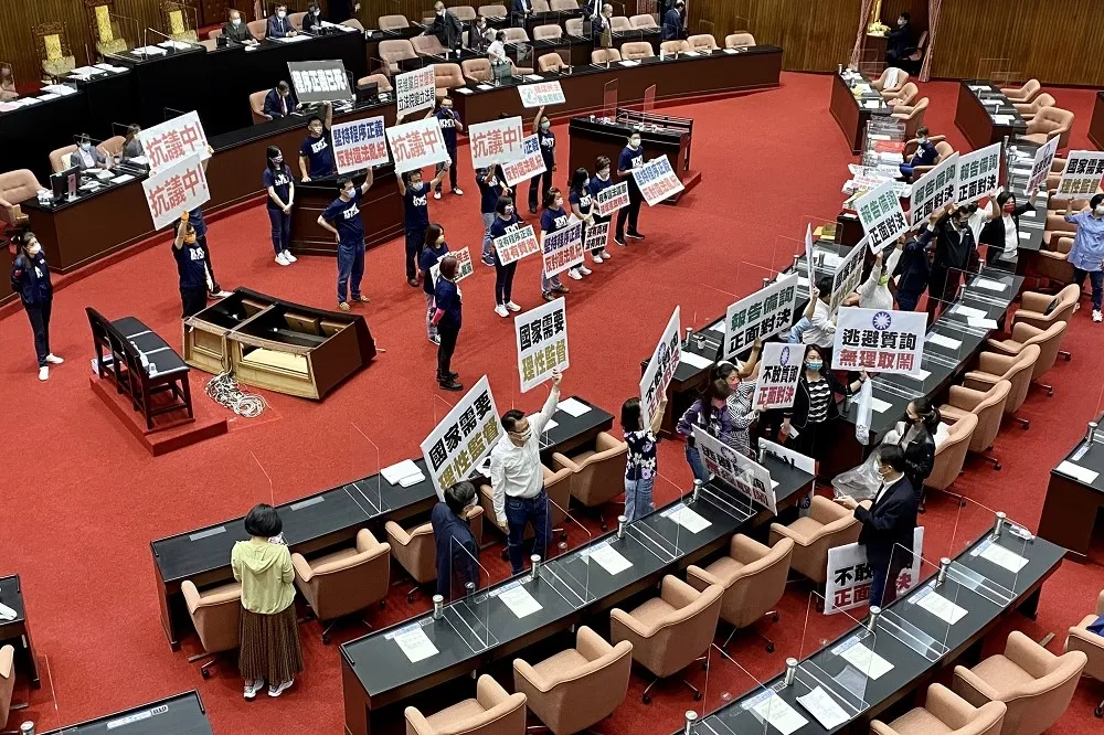 【國會焦土戰】藍怒霸官員席、推倒備詢台　疾呼「多數暴力，民主已死」