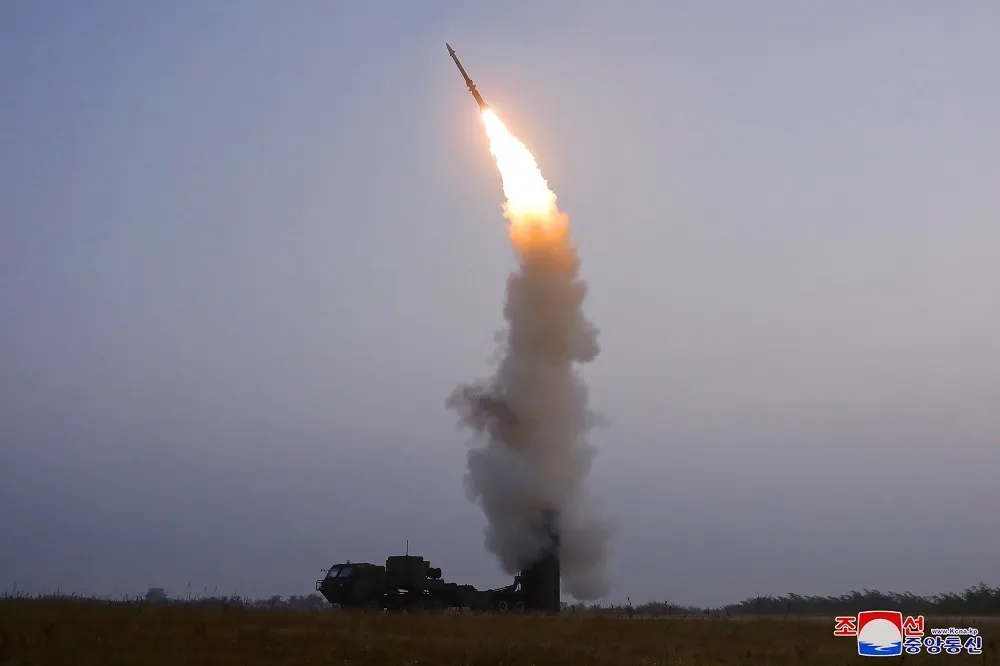 金正恩才宣布將恢復兩韓熱線　隔日北韓試射防空導彈　