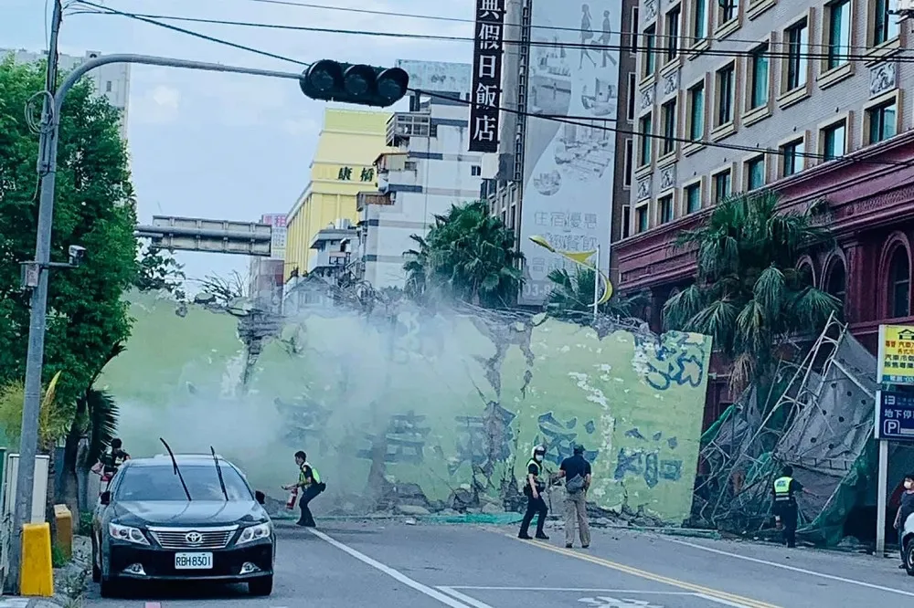 【快訊】花蓮漫波假期飯店拆到一半瞬間倒塌　傷亡人數不明警消搜救中