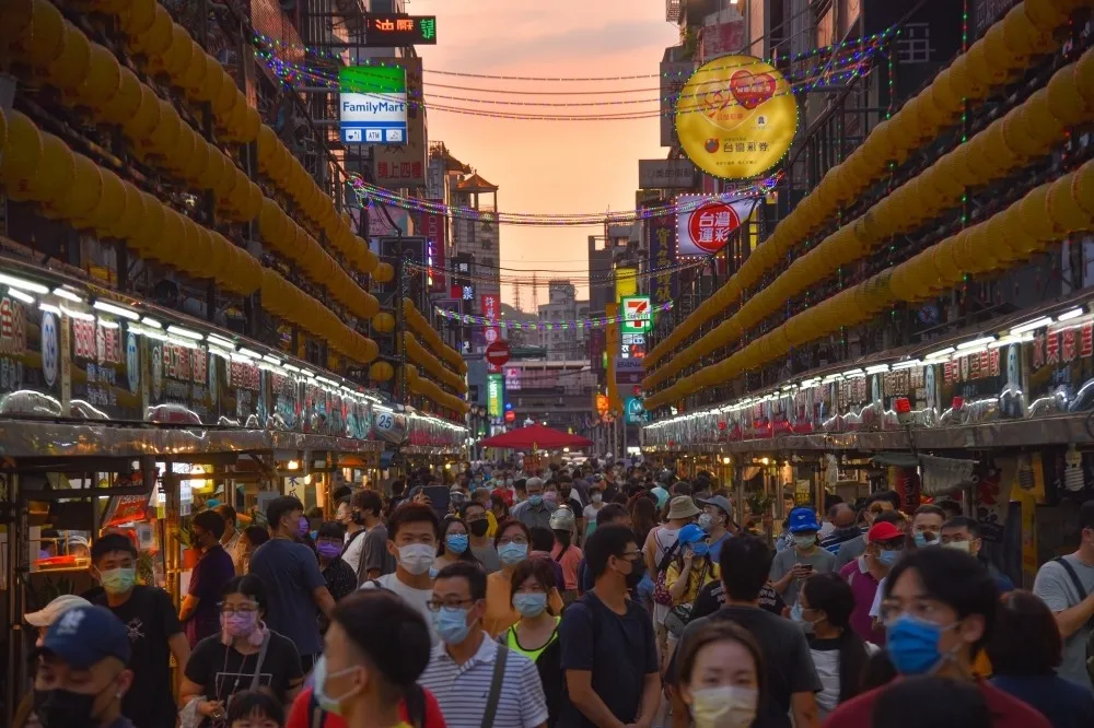 逛夜市想邊走邊吃再等等　陳時中搶先透露口罩微解封重點