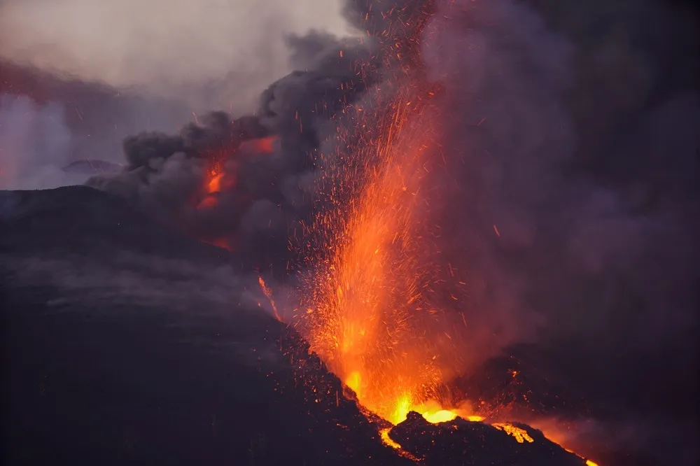【圖輯】西班牙海外群島火山愈發激烈　科學家再發現兩處大型缺口