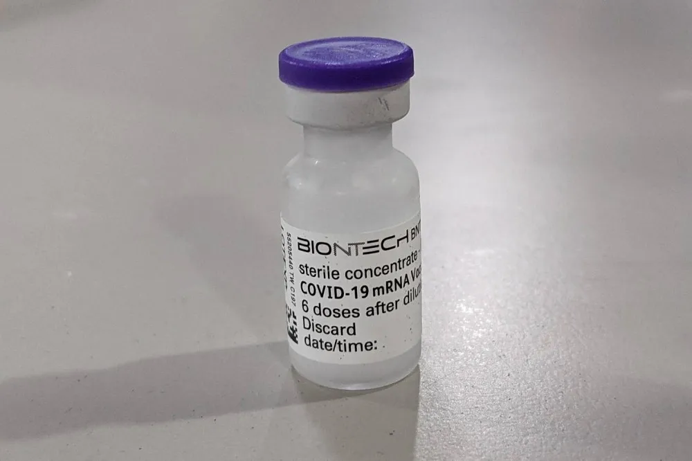 第三批客製化標籤BNT疫苗27萬劑　今晨5:36運抵桃機