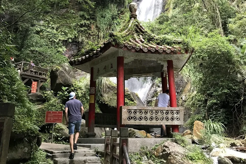 爬山明起可脫罩了！宗教集會不用梅花座　遊行、遶境恐再等等
